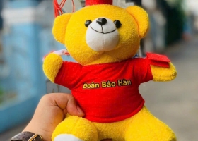 Những bé gấu bông theo yêu cầu của khách hàng được in tên riêng theo từng người 